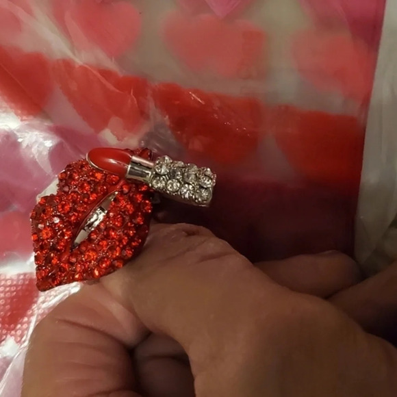 Red Rhinestone lipstick Stretch Ring  New - Picture 2 of 5
